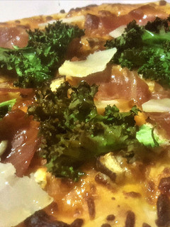 Una foto de Pizza de Berenjena, Jamón y Kale