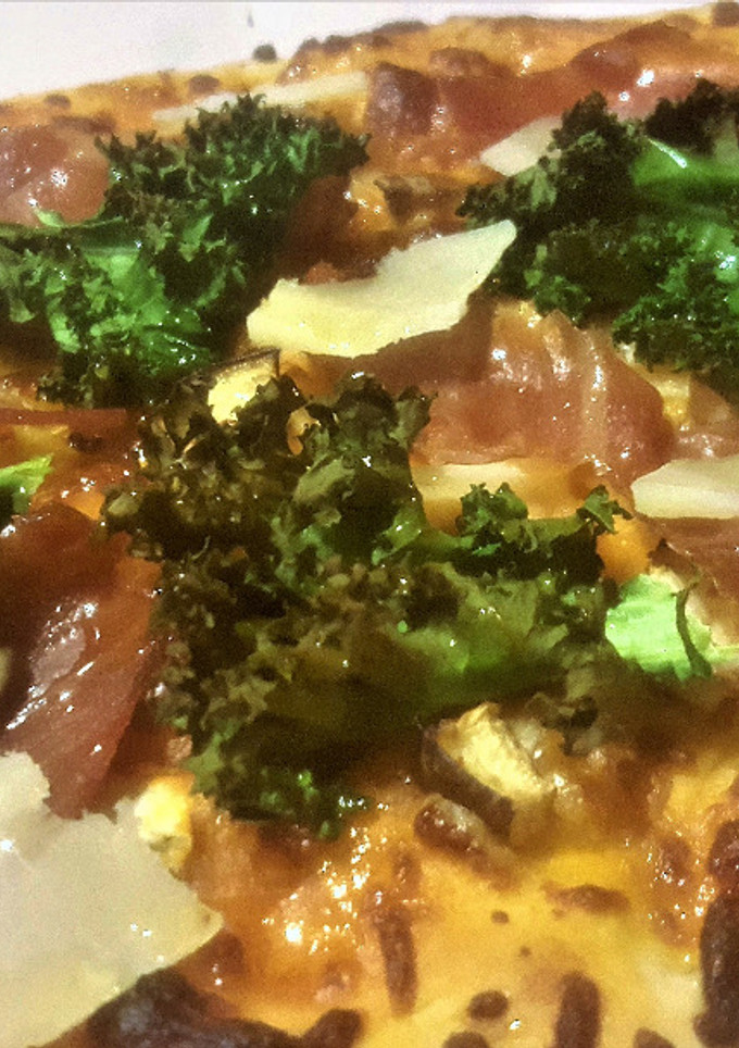 Una foto de Pizza de Berenjena, Jamón y Kale