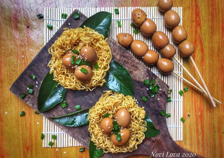 Quail Eggs on Baked Noodle Bird Nests (Telur Puyuh di Mie Panggang Sarang Burung)