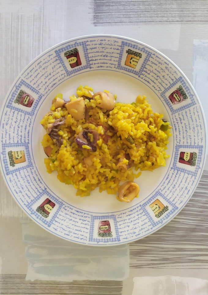 Una foto de Arroz con chipirones y mejillones