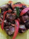 Masas de cerdo asadas al romero con zanahorias y pimientos