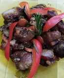 Masas de cerdo asadas al romero con zanahorias y pimientos