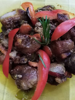 Una foto de Masas de cerdo asadas al romero con zanahorias y pimientos