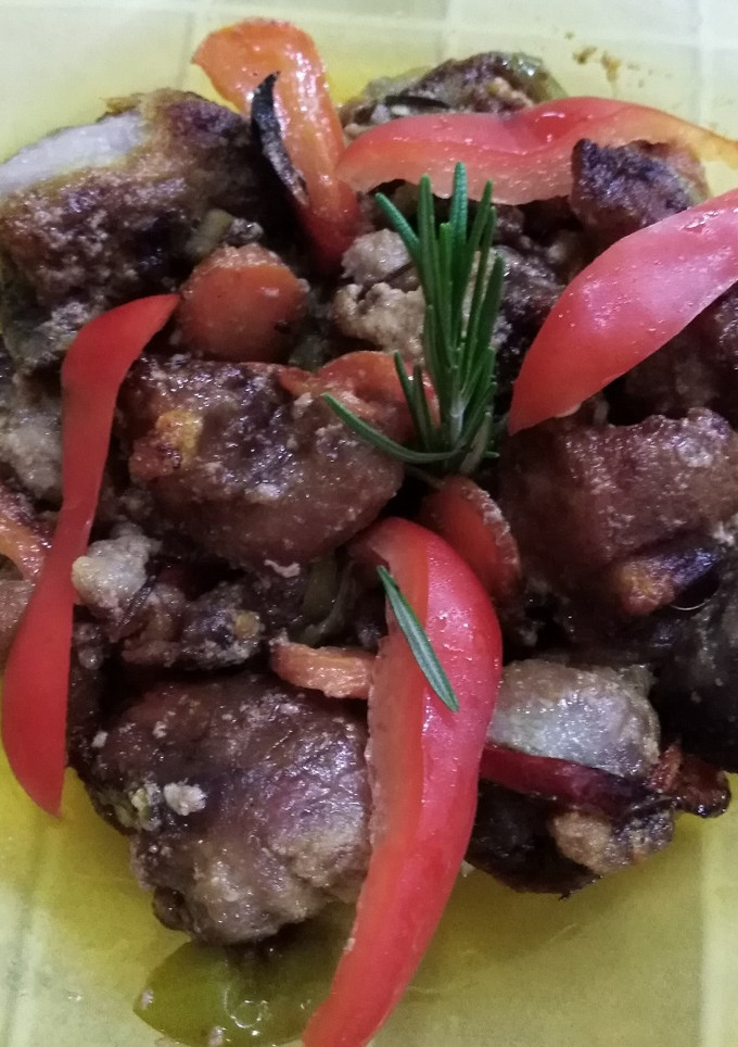 Una foto de Masas de cerdo asadas al romero con zanahorias y pimientos