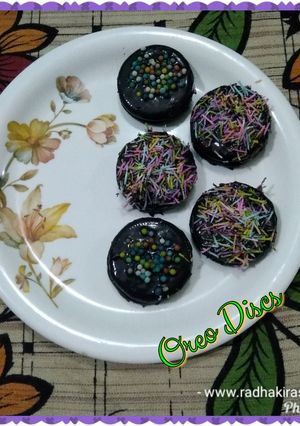 A picture of Oreo discs.