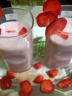 स्ट्रॉबेरी मिल्क शेक(strawberry milk shake recipe in Hindi) रेसिपी मुख्य फोटो