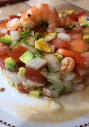 Una foto de Tartar de aguacate y gambas