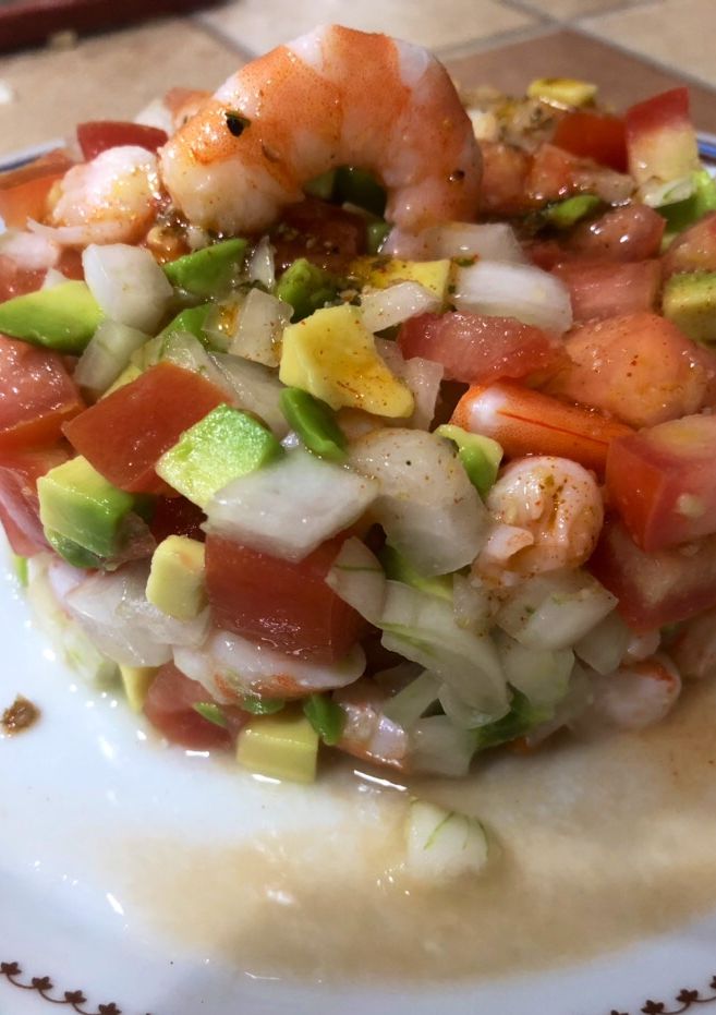 Una foto de Tartar de aguacate y gambas
