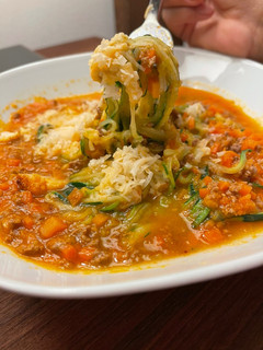 Una foto de 🍝 ESPAGUETI DE ZUCCHINI CON SALSA ESTILO BOLOGNESA🍅🥕 🥰