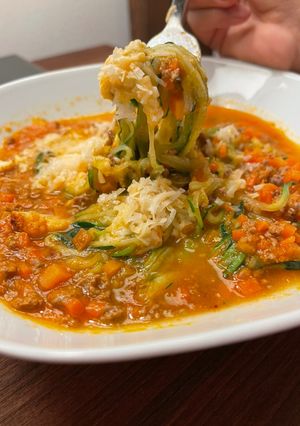 Una foto de 🍝 ESPAGUETI DE ZUCCHINI CON SALSA ESTILO BOLOGNESA🍅🥕 🥰