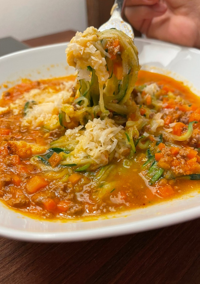 Una foto de 🍝 ESPAGUETI DE ZUCCHINI CON SALSA ESTILO BOLOGNESA🍅🥕 🥰