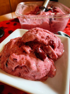 Una foto de Helado de yogur y frutos rojos