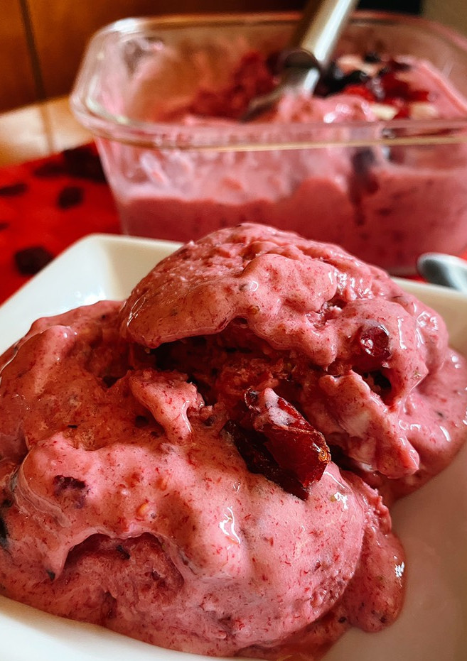 Una foto de Helado de yogur y frutos rojos