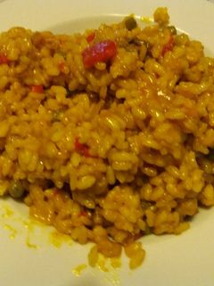 Una foto de Arroz tipo paella con carne