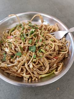 चाउमिन (chowmein recipe in Hindi) रेसिपी मुख्य फोटो