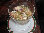 Una foto de ensalada fresca con cilantro
