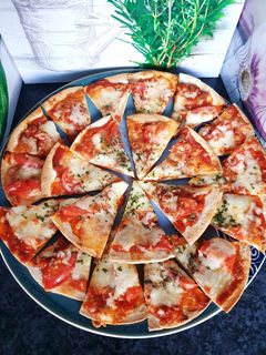 Une photo de Pizzas 🍕 wrap tomates mozzarella 😋 #tablierdor2023
