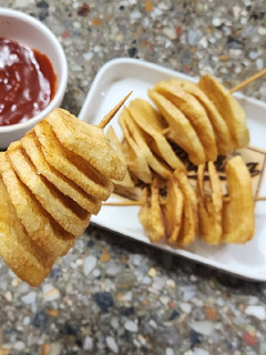 Una foto de Papas fritas espiral ➿ con salsa picante 🌶️🔥