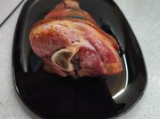 Una foto de pernil cerdo jamón