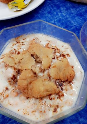A picture of Samosa chana chaat.
