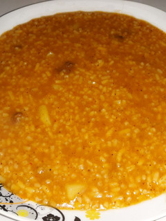 Una foto de Arroz, papa, alverjas "Majadito casero"