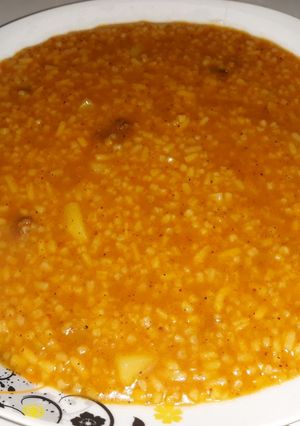 Una foto de Arroz, papa, alverjas "Majadito casero"