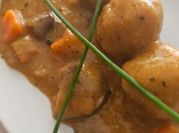 Una foto de muslo pollo en salsa española