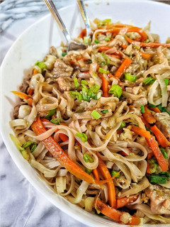 Una foto de Chow mein de cerdo y verduras