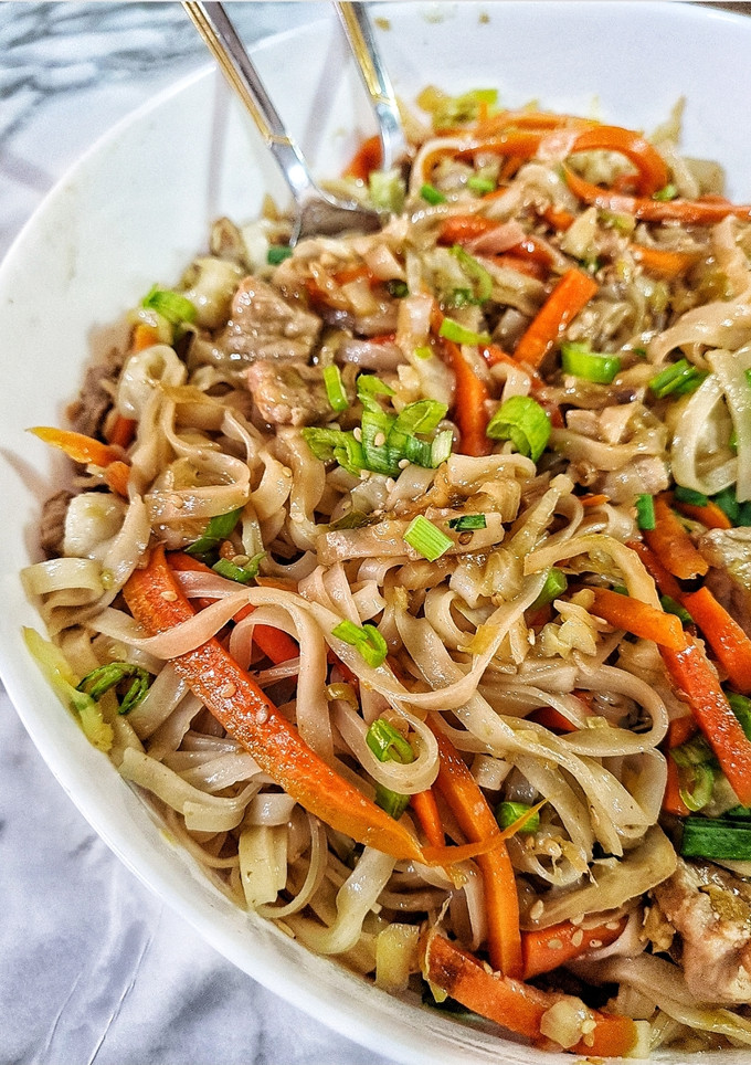 Una foto de Chow mein de cerdo y verduras