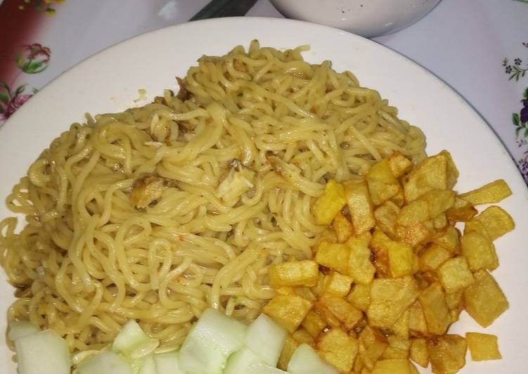 Indomie with fried Irish potato and cucumber #teamabuja