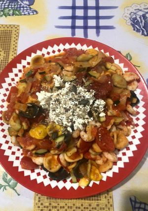 Una foto de Pasta de colores con gambas 🦐 y verduras 🍅
