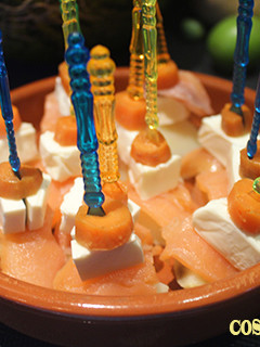 Una foto de Pinchos de salmón y queso