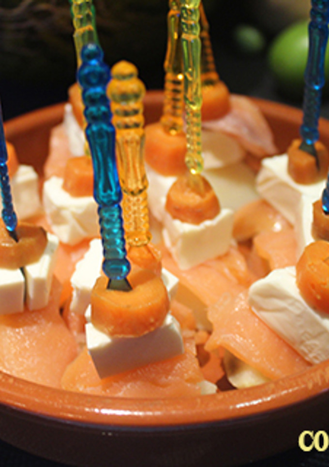 Una foto de Pinchos de salmón y queso