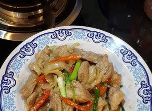 รูปของ หมูผัดพริกสดกับหอมหัวใหญ่
