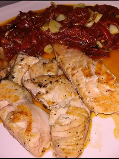 Una foto de Salmón al Mix de pimientas con pimientos asados