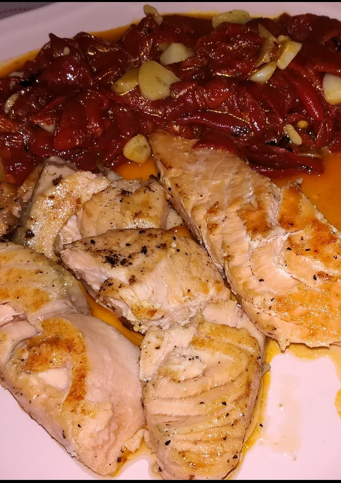 Una foto de Salmón al Mix de pimientas con pimientos asados