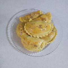 A picture of پیراشکی گوشت و قارچ.
