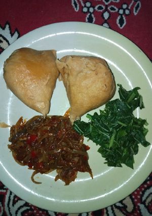 A picture of Moi moi, steamed spinach and onion sauce.
