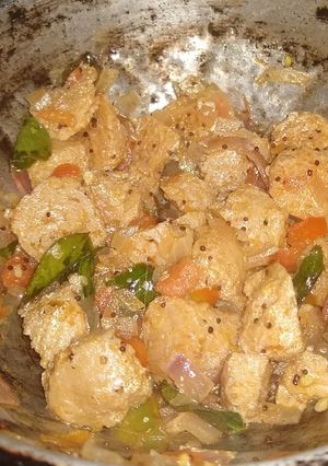 A picture of Soya chunks burjhi/dry.