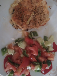 Una foto de Cazuelita de calabacín con York y queso, acompañada de ensalada