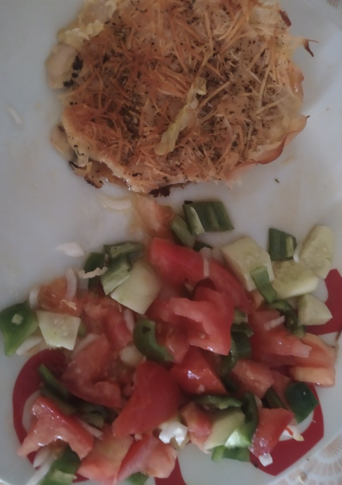 Una foto de Cazuelita de calabacín con York y queso, acompañada de ensalada