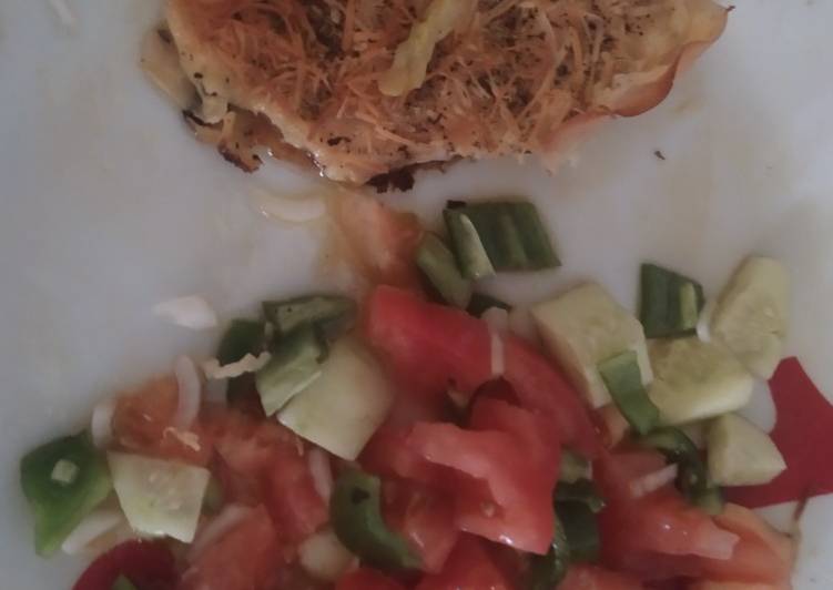 Cazuelita de calabacín con York y queso, acompañada de ensalada