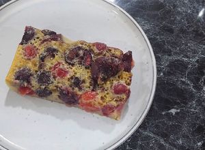 Una foto de Clafoutis de Cerezas (tarta tradicional francesa)