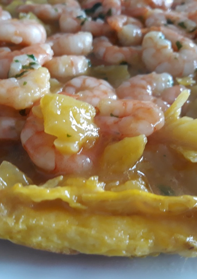 Una foto de Tortilla vaga de gambas al ajillo