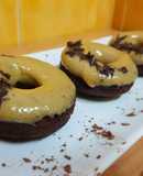 Donuts de chocolate y crema de cacahuete
