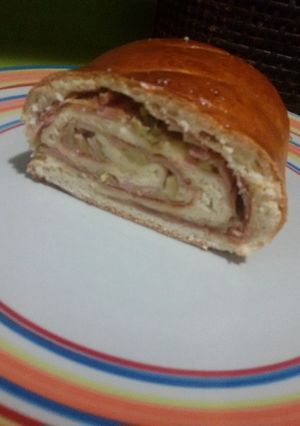 Una foto de Pan relleno de jamon, york, queso y aceitunas con thermomix