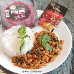 A picture of Pad Gaprao Gaiผัดกระเพราไก่ (Spicy Thai Basil Chicken).