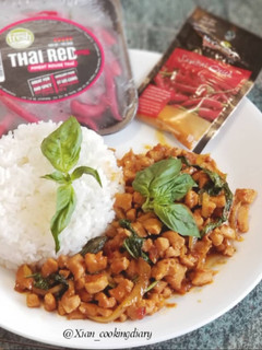 A picture of Pad Gaprao Gaiผัดกระเพราไก่ (Spicy Thai Basil Chicken).