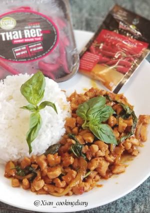A picture of Pad Gaprao Gaiผัดกระเพราไก่ (Spicy Thai Basil Chicken).