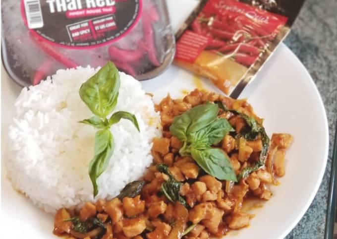 Pad Gaprao Gaiผัดกระเพราไก่ (Spicy Thai Basil Chicken)